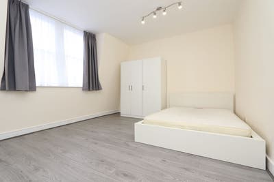 3 Beautiful Double Rooms Located in Aldgate  Main Photo