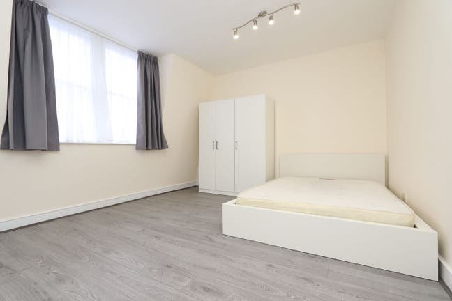 3 Beautiful Double Rooms Located in Aldgate  Main Photo