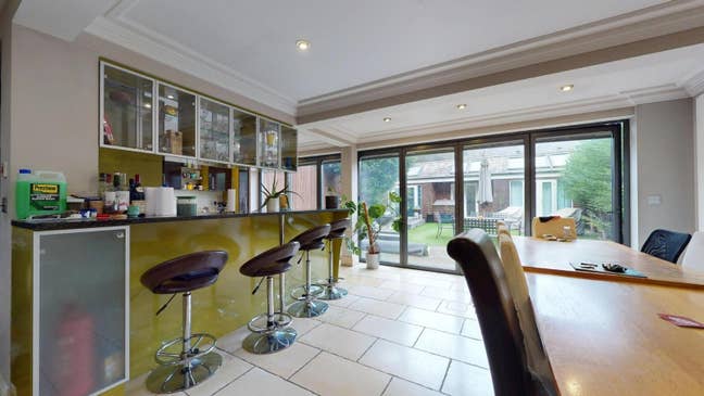 Large Double Room in a spacious house N16 Main Photo