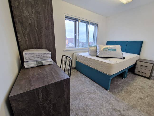 Double room with bed, wardrobe & desk in Dartford Main Photo