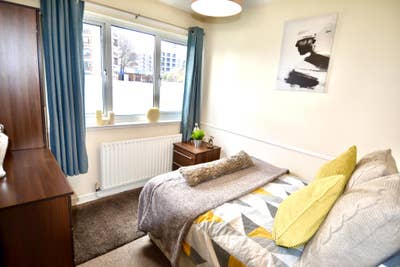Lovely Room 1 Min to Elverson Dlr Train Stn Main Photo