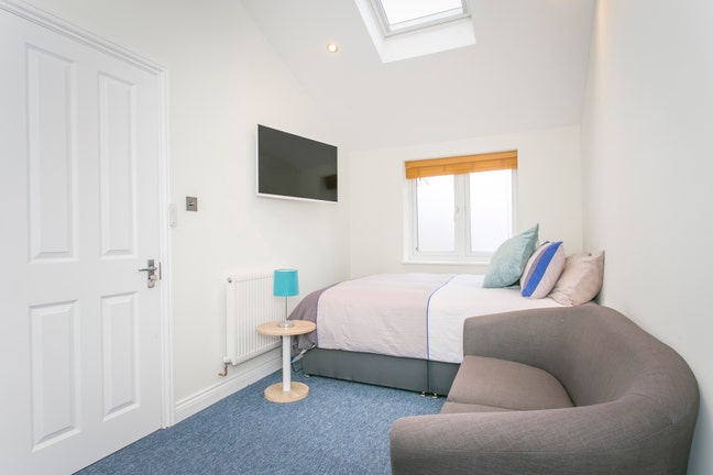 Large Ensuite Room In East Acton Main Photo