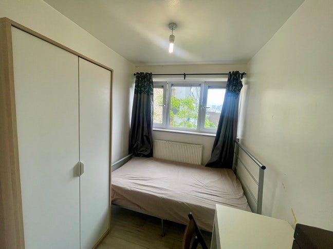 8 min walk to Mile End 🚂 | 2 Rooms | Bills Incl Main Photo