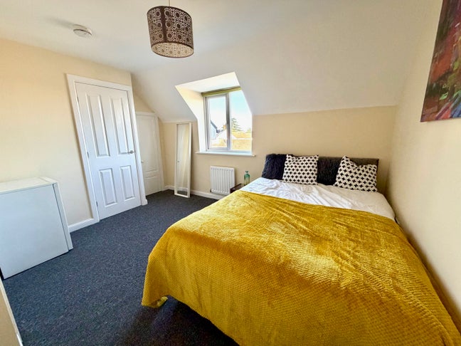 Refurbished Double Room (Bills Inclusive) Main Photo