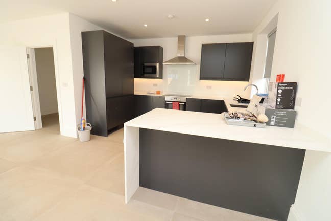 Large En-Suite! Stunning Modern House-Call Now Main Photo