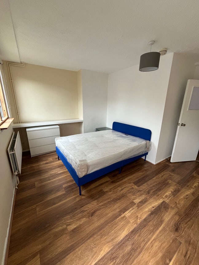 Large Room Near Mountview Accademy Main Photo