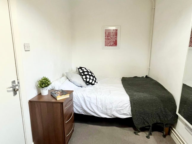 Semi-Private Bathroom: Shared with just 1 other🛁​ Main Photo