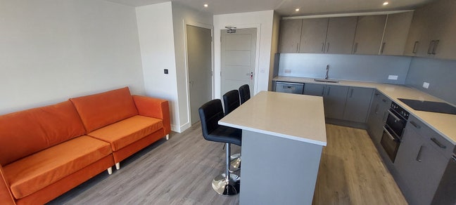 GU2 9Sg: Double Room (New House 6 Month Old) Main Photo