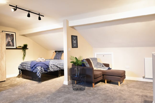 Huge Loft Ensuite in Stylish 6-Bed Houseshare  Main Photo