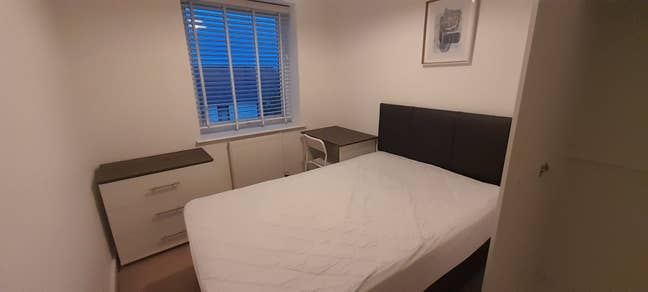 Bright Double Room – 5 Minutes Walk to Hospital &  Main Photo
