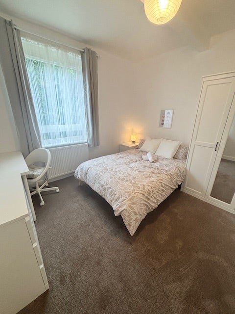 Large Double Room - No deposit - bills incl Main Photo