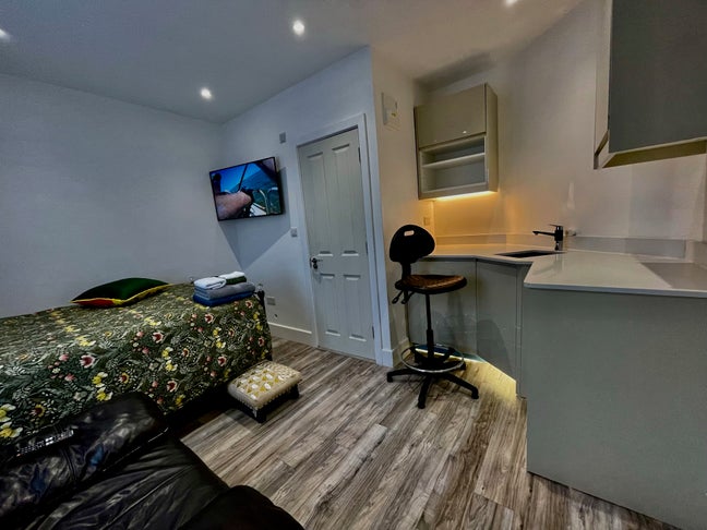 Luxe En-suite double room - Walk to two Stations  Main Photo