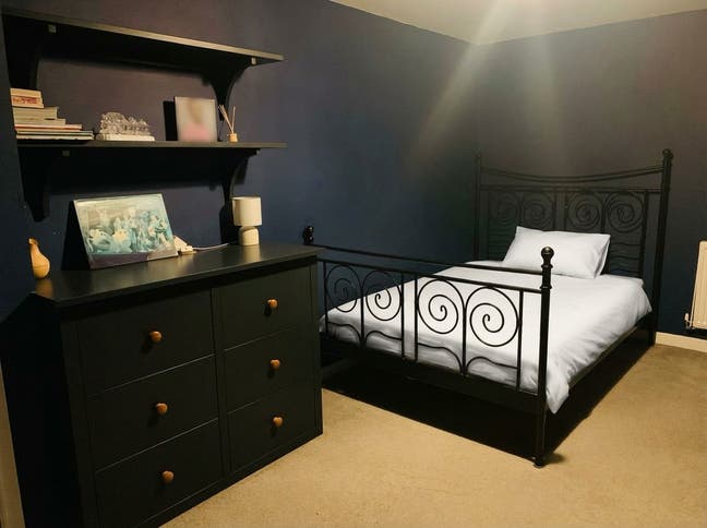 Professional Mon–Fri Room in Quiet PO8 Home Main Photo