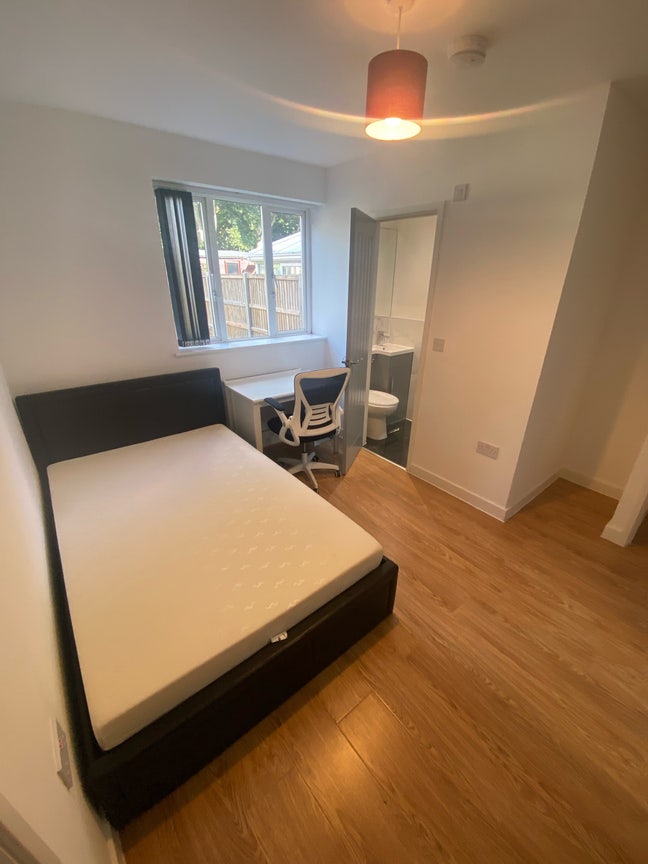 2x  en-suite room NR5 Main Photo