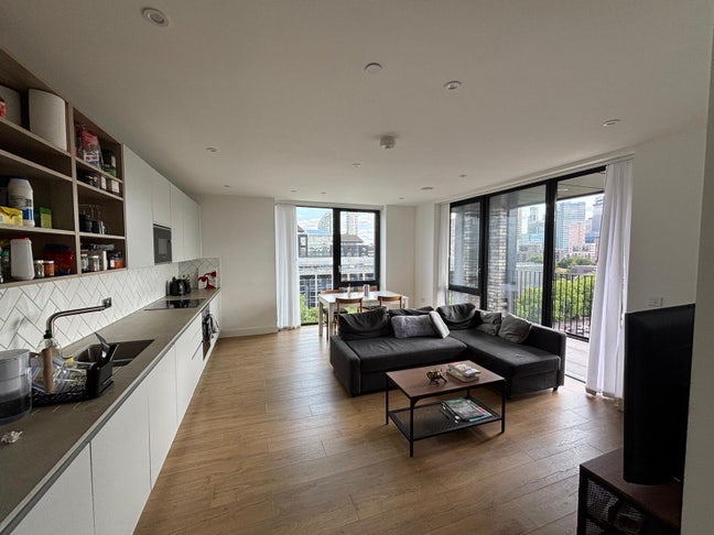 Room en suite - spacious apartment, gym, concierge Main Photo