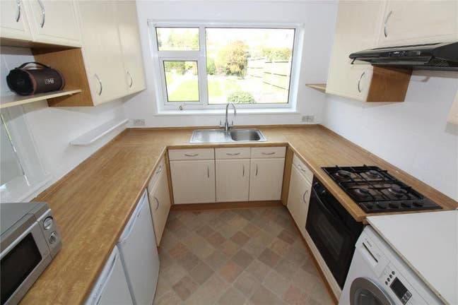 3-4 BEDROOM Modern Fully Refurbished  Main Photo