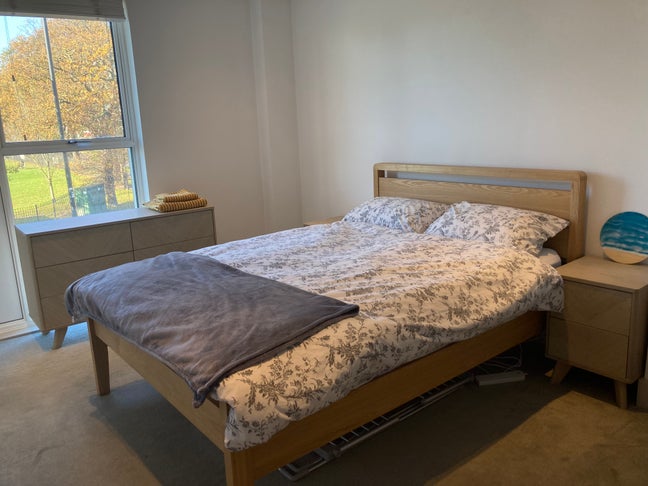 Large furnished room with en-suite and parking Main Photo