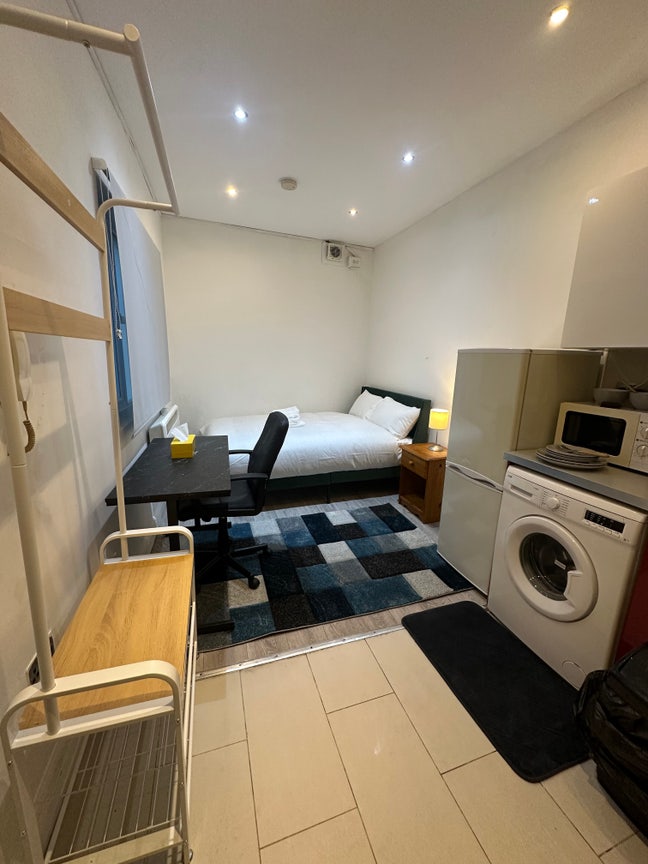 Self-Contained Studio Apartment in Tooting Bec Main Photo