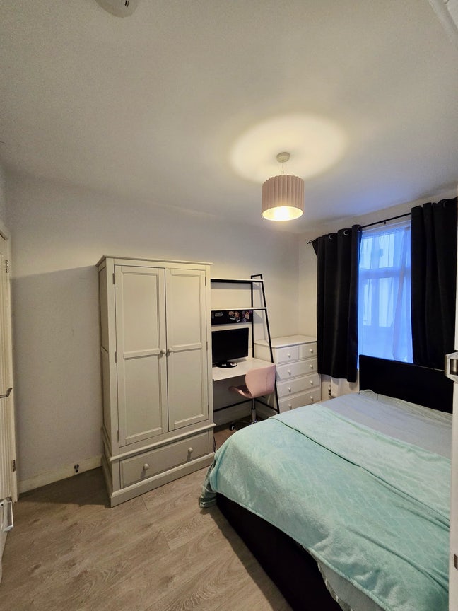 Furnished double room with ensuite bathroom Main Photo