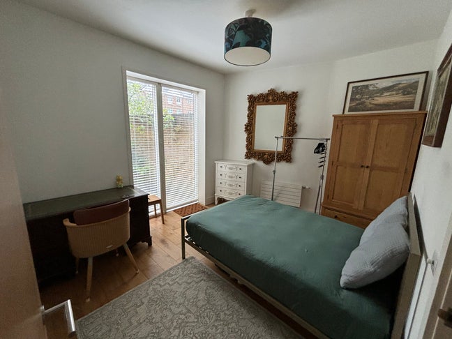 Double Bedroom in new build London Townhouse Main Photo