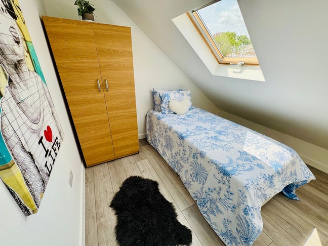 🏠 Single Room in a Prime Home in Perivale – Zone  Main Photo