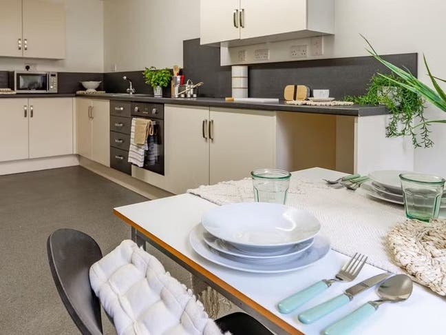 2 Room Available in Lincoln Main Photo