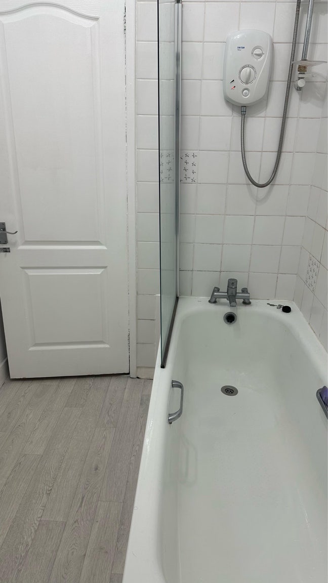 Double room available ( bedroom) Main Photo