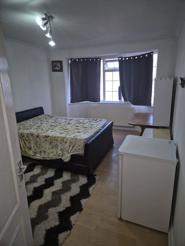 Very Large room next to Tolworth station  Main Photo