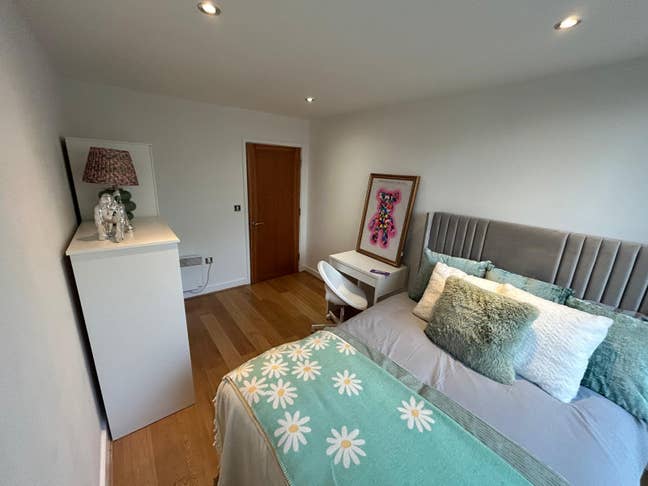 🚀rooms available | Custom House | riverside side Main Photo