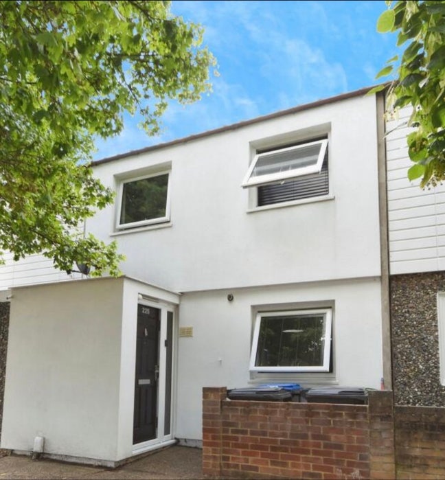 Spacious 3-4 Bedroom terraced house for rent  Main Photo