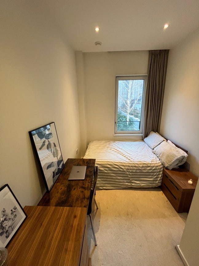 Cosy Room in Modern Townhouse Main Photo