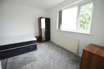 Double bedroom available  Main Photo