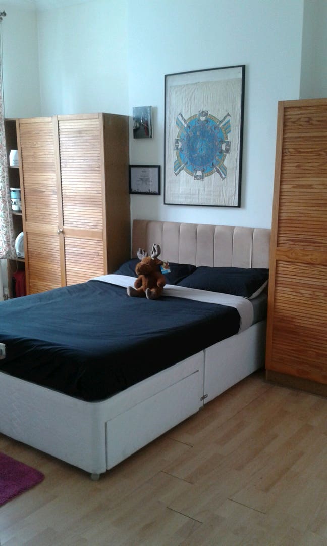 Nice double room ensuit bathroom near tube station Main Photo