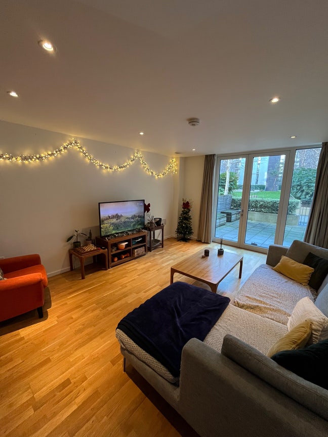 Cosy Room in Modern Townhouse Main Photo