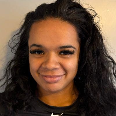 I am a professional female aged 28. I am look... Main Photo