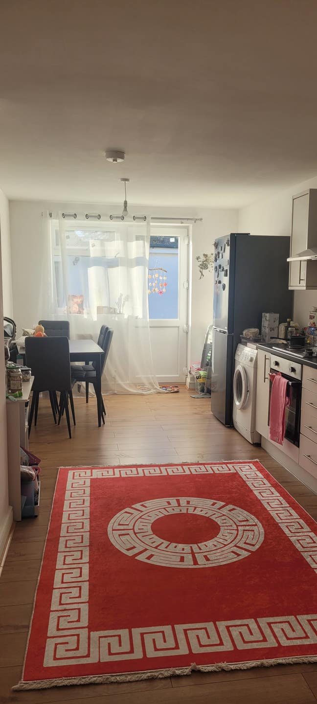 Double Room to Rent – North London (N9) Main Photo