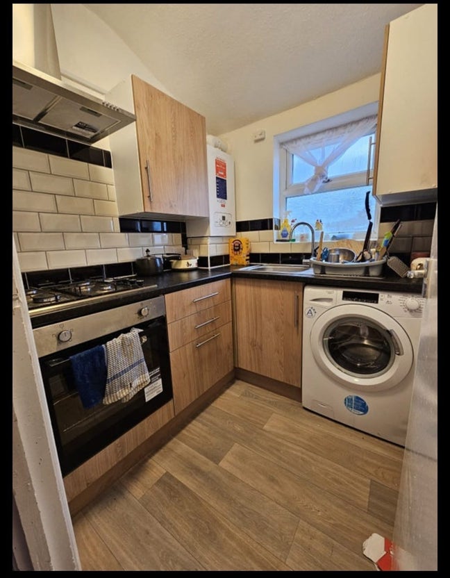 Box room available for female  Main Photo