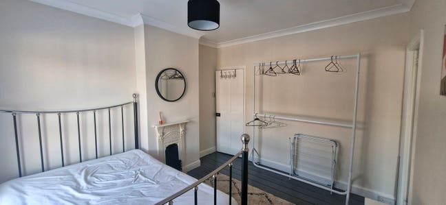 Sunny double bedroom in NR2. For female only. Main Photo