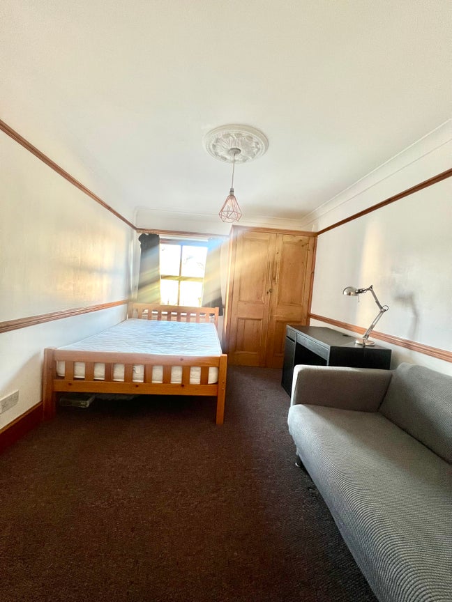 Bright Large Double Room in Leytonstone  Main Photo