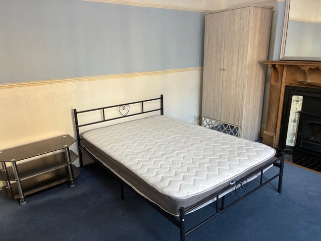 Very Large Double bedroom Main Photo