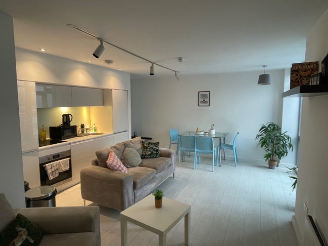 Double bed with private bathroom, near city centre Main Photo