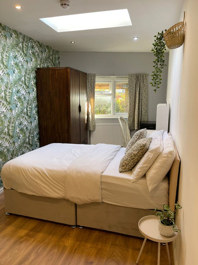 Spacious Double Size Room Close to Kings Cross  Main Photo