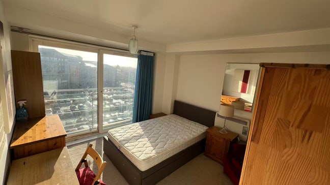 Spacious bright double room in heart Feltham  Main Photo