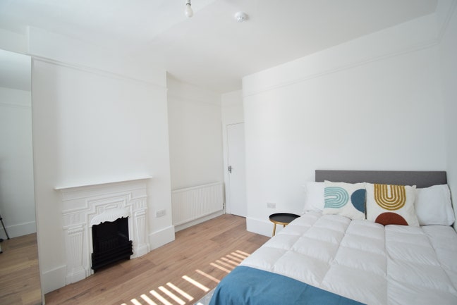 Fully Furnished Room – Move In Ready - Bills inclu Main Photo