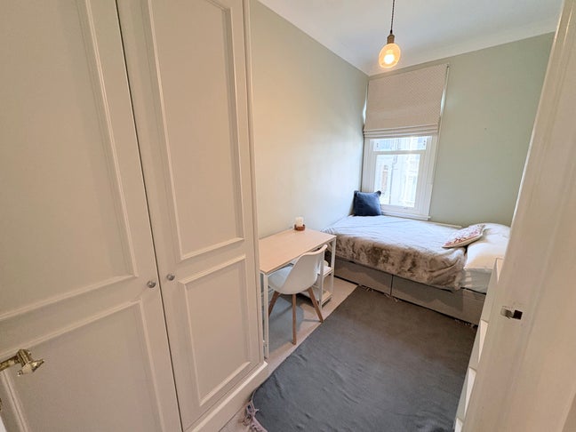Bedroom available in 2 bed flat  Main Photo