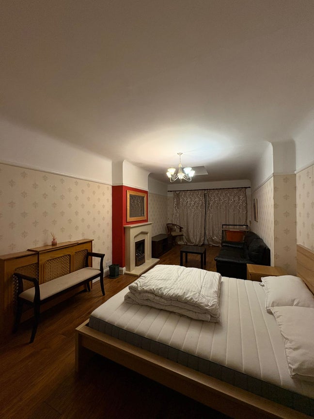 Super Spacious Double Room in Woodford Main Photo