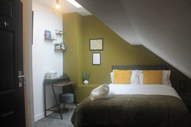 Landlords 3 bedrooms with separate reception rooms Main Photo