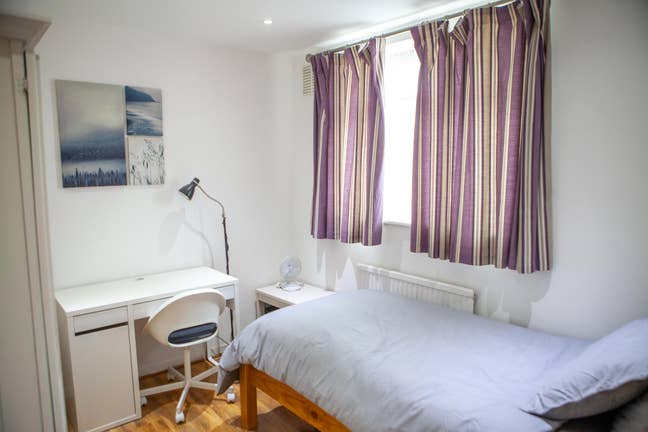 1 room to rent in 3 bedroom flat in Mile End  Main Photo