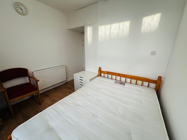 Double Room Sharing Bathroom with One Other Main Photo