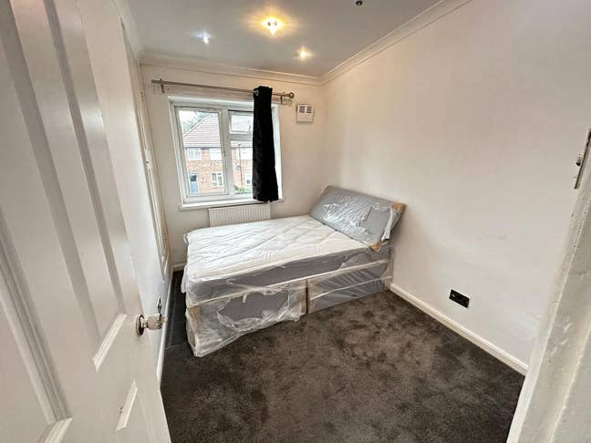 Semi-Double Bedroom Located in SE3 Main Photo